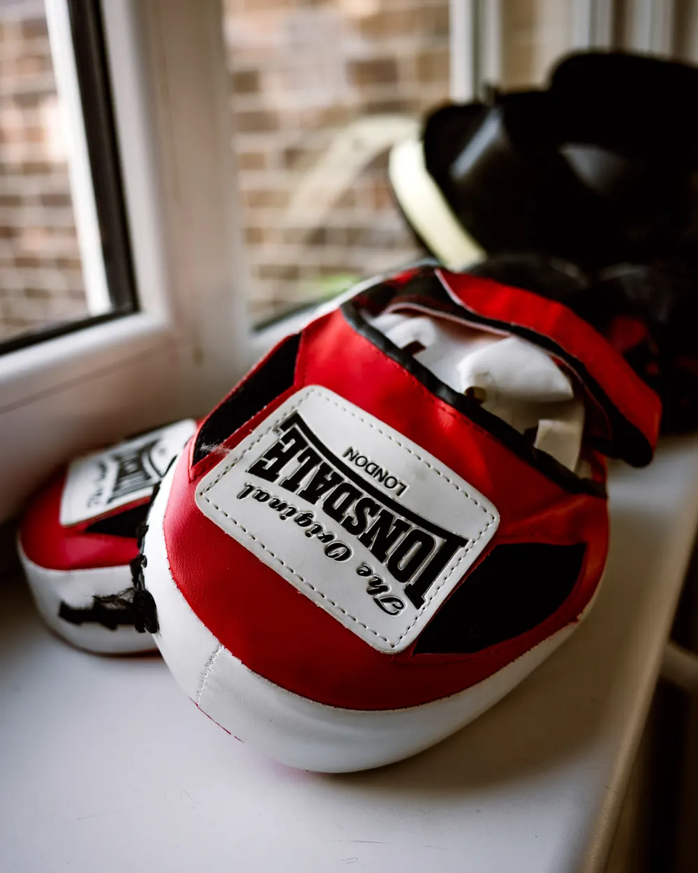 Kask i rękawice bokserskie, sprzęt ochronny do treningu kickboxingu