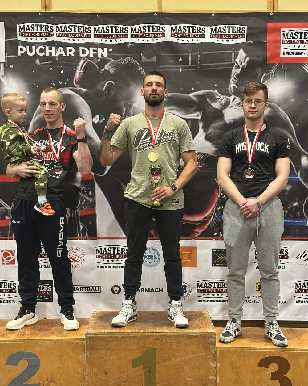 Marcin Kujawa na najwyższym stopniu podium po turnieju kickboxingu