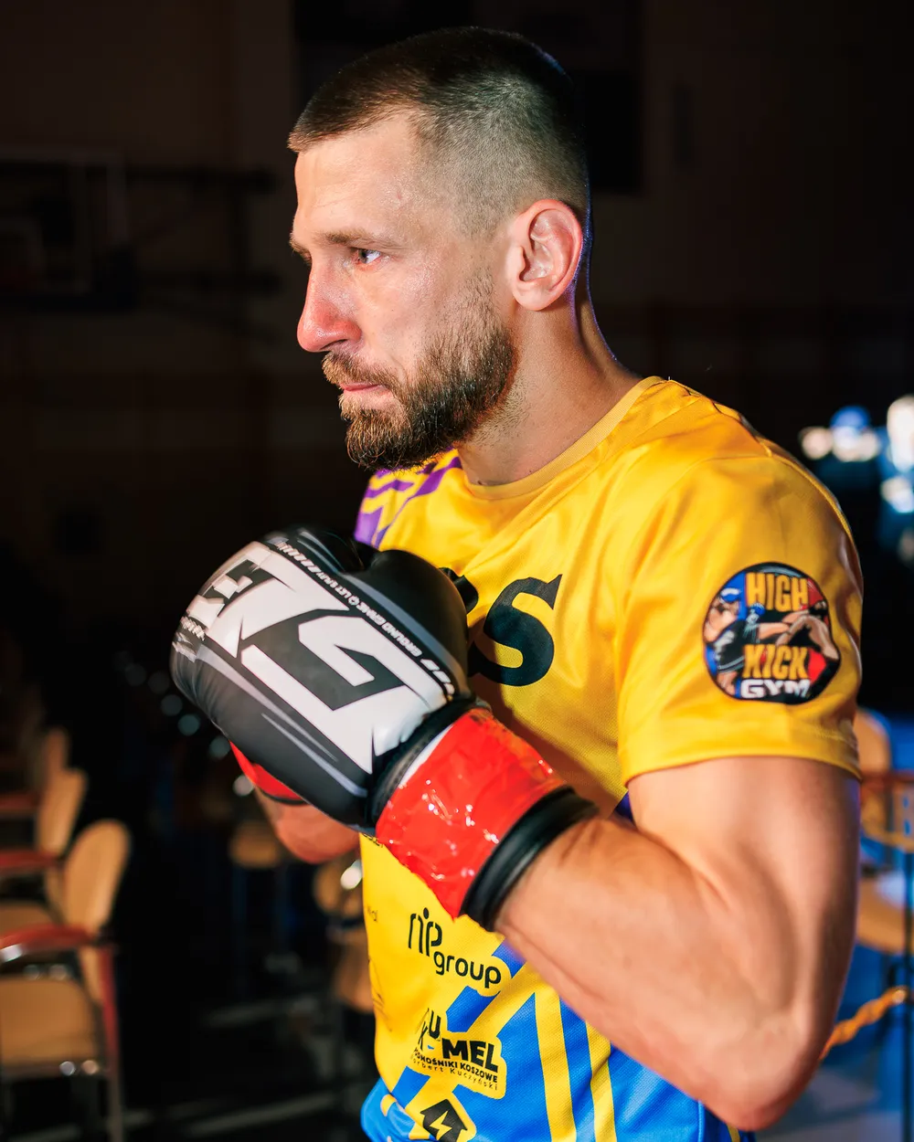 Marcin Kujawa w rękawicach przed walką kickboxingu