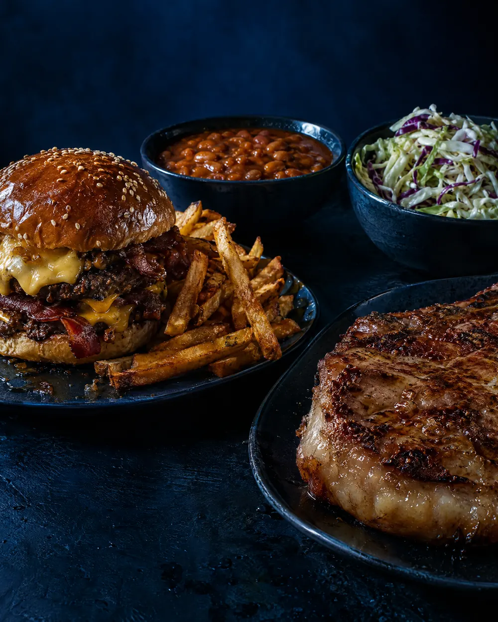 Burger z frytkami, fasola, surówka z kapusty i tłuste mięso, czyli jedzenie, którego lepiej unikać przed treningiem