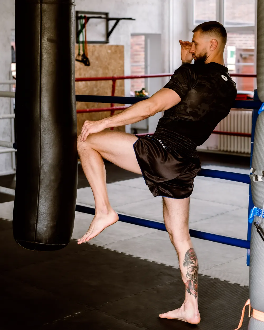 Marcin Kujawa wyprowadza uderzenie kolanem w worek, technika z K1 i muay thai