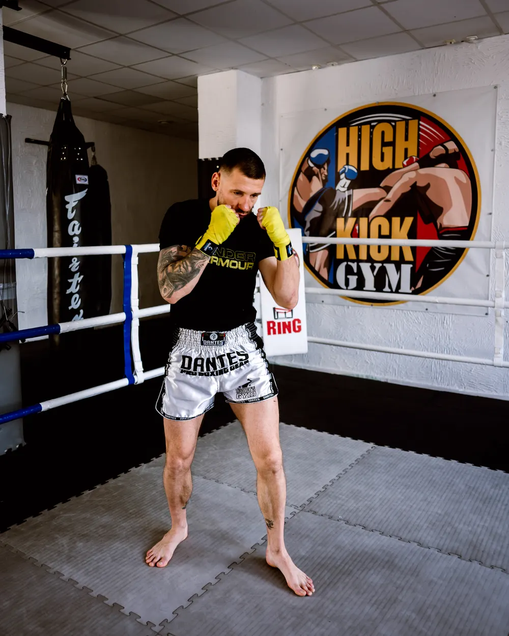 Marcin Kujawa w gardzie w ringu klubu High Kick Gym w Szczecinie