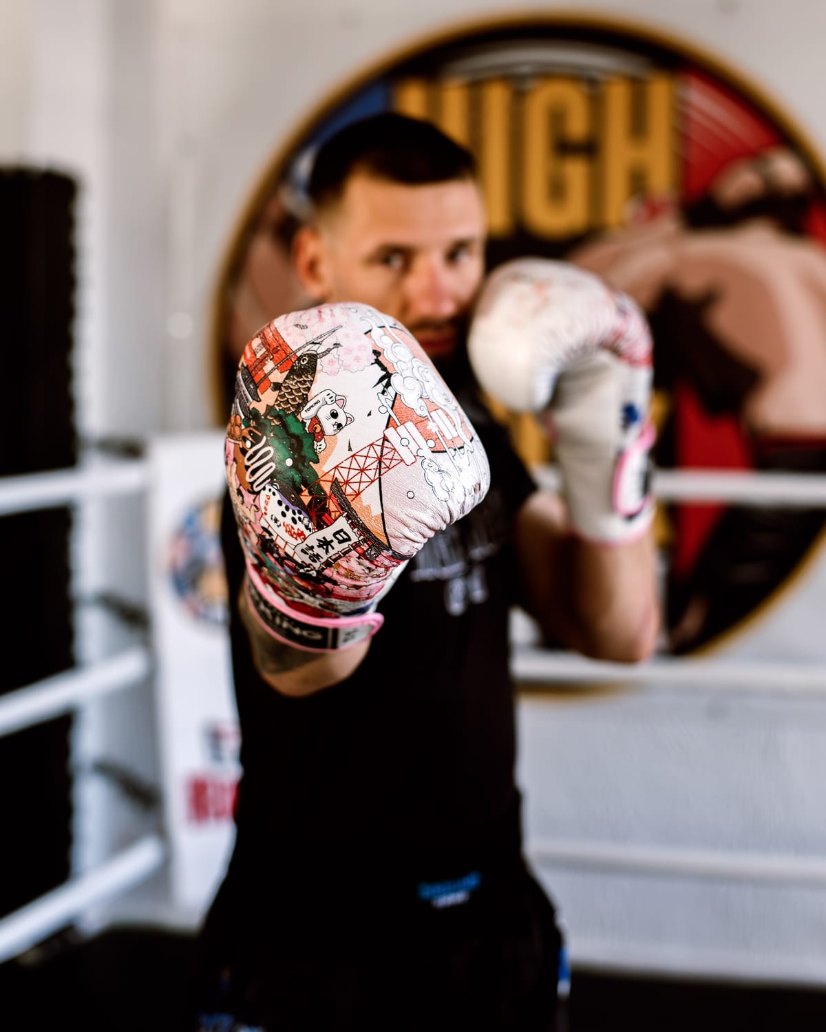 Marcin Kujawa w postawie sparingowej z rekawicami w klubie High Kick Gym