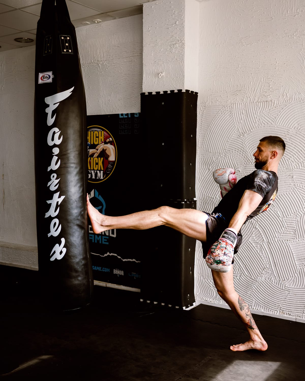 Wysoki kop przy worku Fairtex w klubie High Kick Gym Szczecin