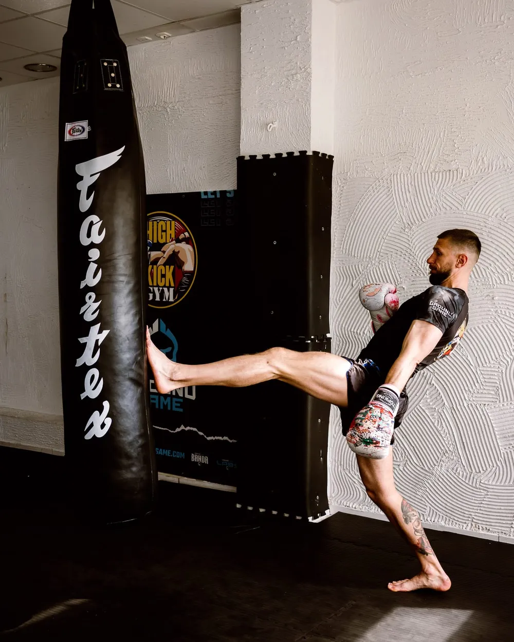 Wysoki kop przy worku Fairtex w klubie High Kick Gym Szczecin