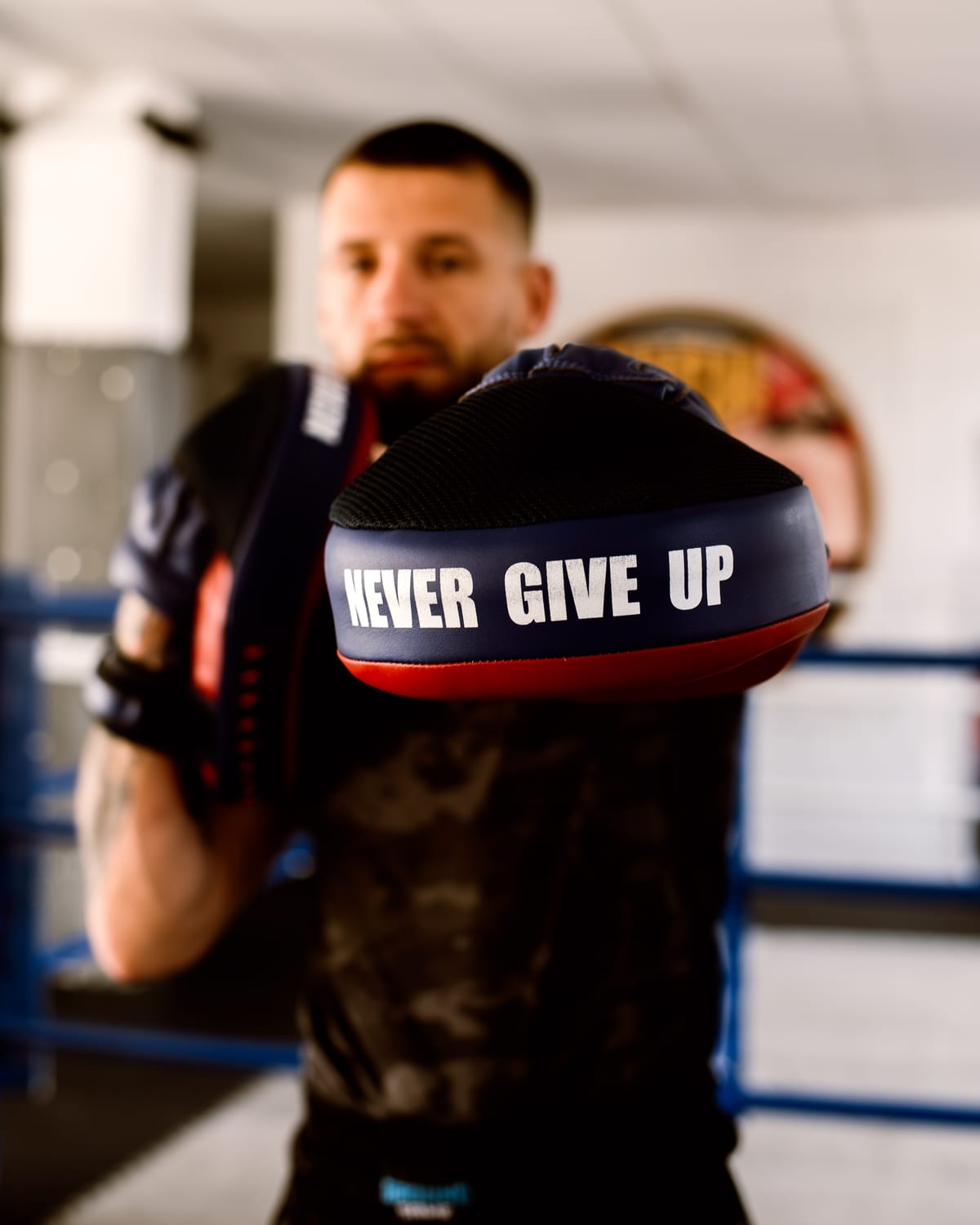 Tarcza treningowa z napisem NEVER GIVE UP w klubie High Kick Gym