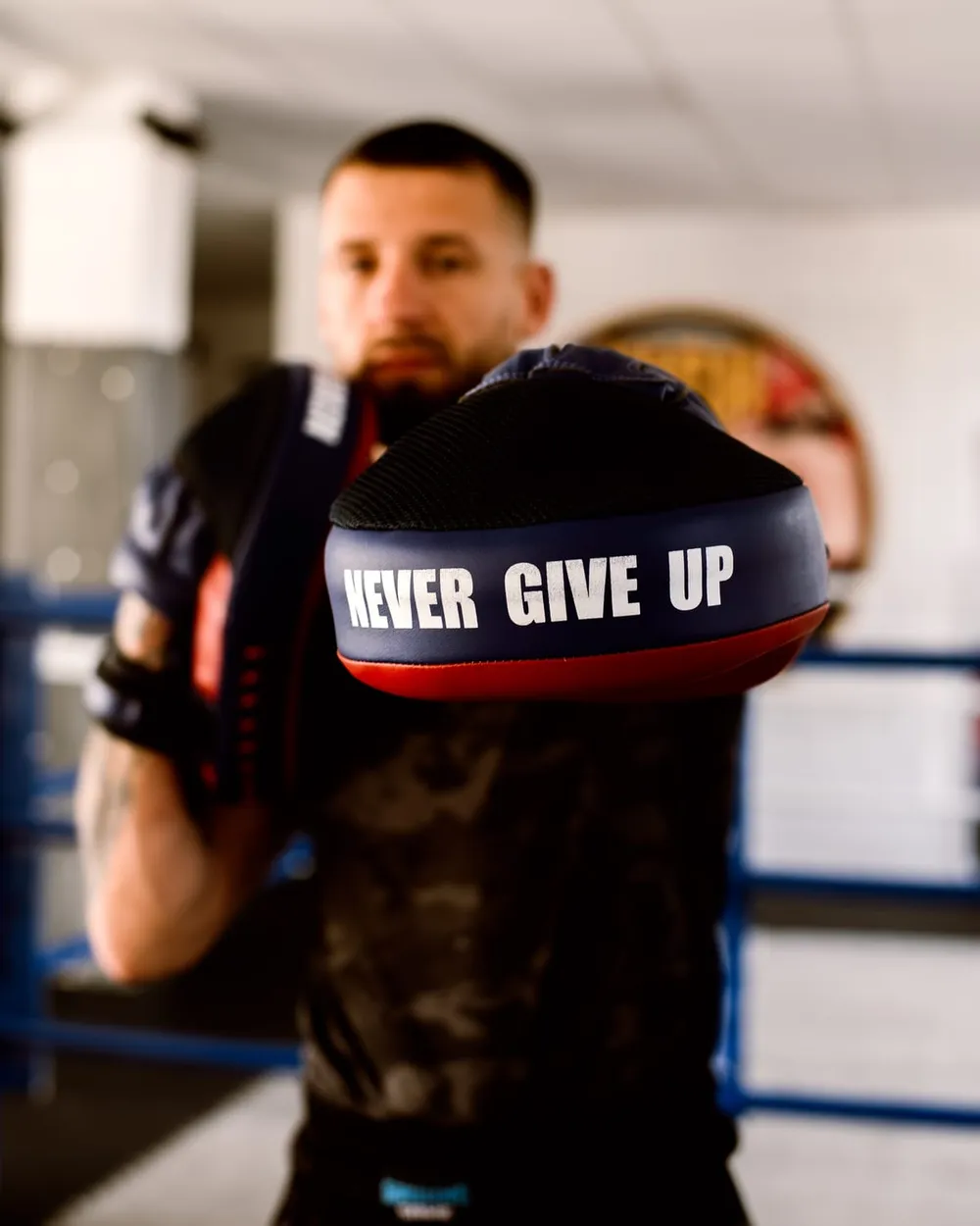 Tarcza treningowa z napisem NEVER GIVE UP w klubie High Kick Gym