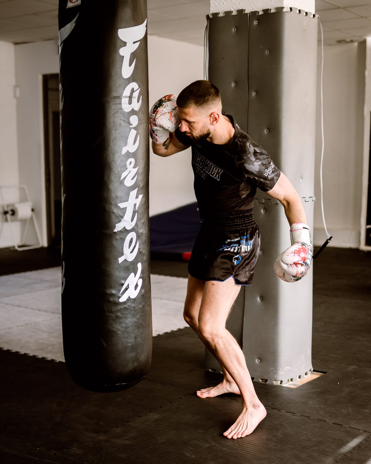 Marcin Kujawa w postawie bokserskiej przy worku Fairtex