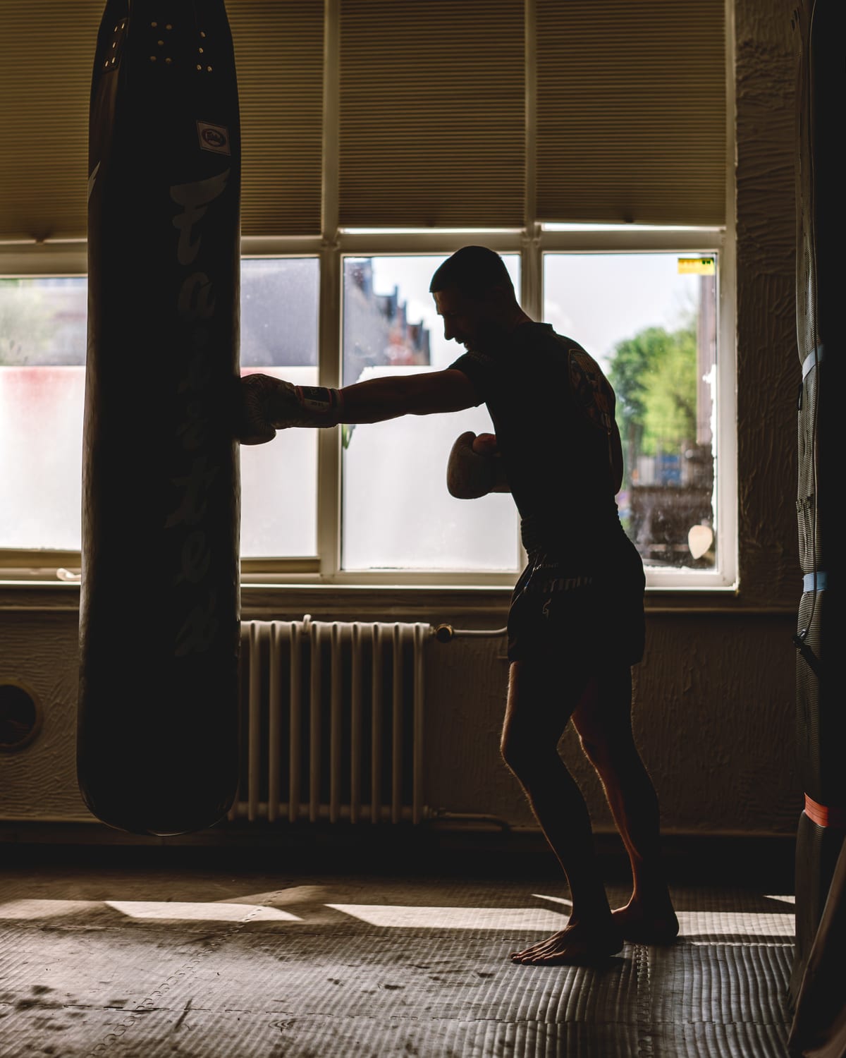 Uderzenie w worek treningowy, sparing w studiu