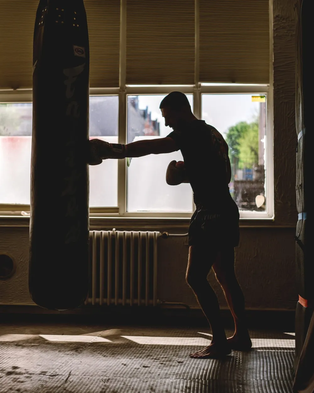 Uderzenie w worek treningowy, sparing w studiu