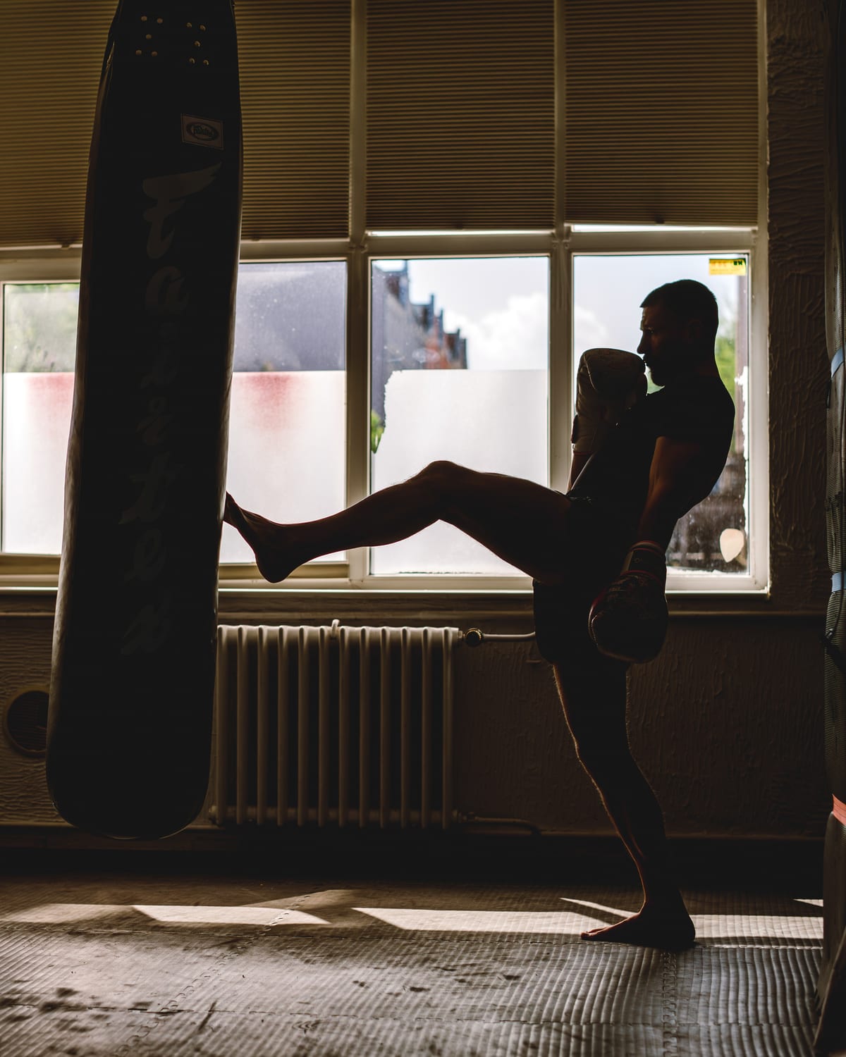 Wysoki kop, dynamiczne ćwiczenie kickboxingu