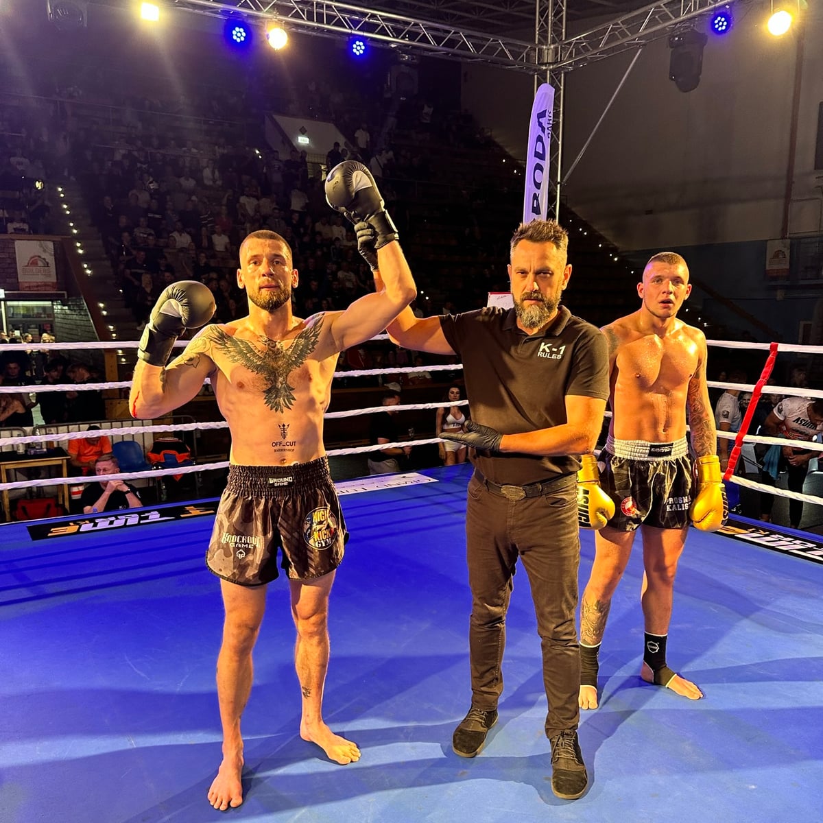 Marcin Kujawa, wygrana walka K-1, sedzia podnosi reke