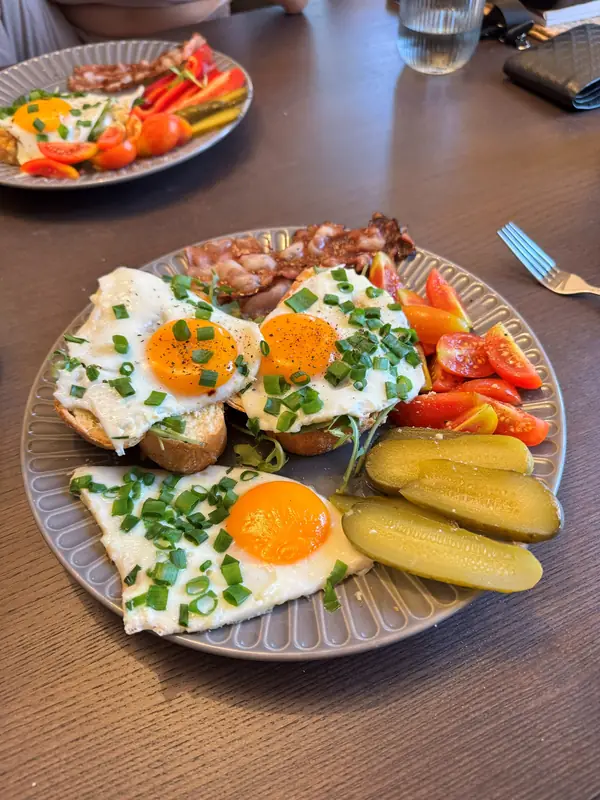 Jajka sadzone ze szczypiorkiem, boczek i warzywa