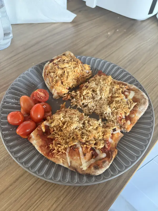 Domowe pizzerinki z kurczakiem i pomidorki