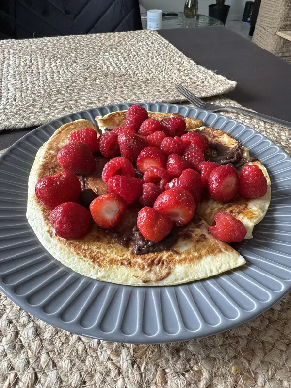 Tortilla z kremem czekoladowym i truskawkami