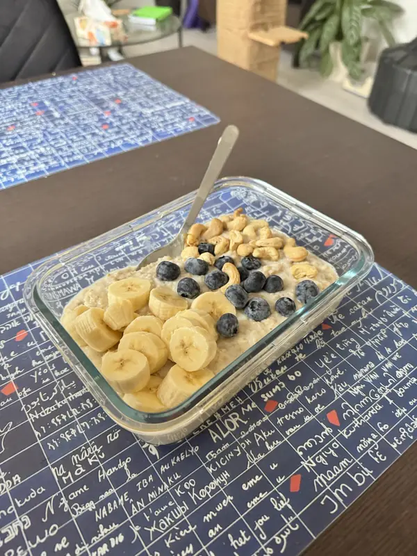 Owsianka z bananem, borówkami i orzechami w pudełku