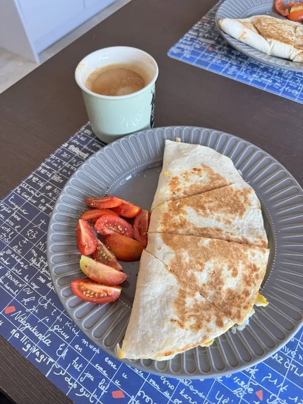 Tortilla z pomidorami i kawa