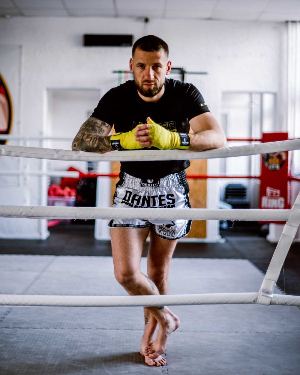 Marcin Kujawa, trener personalny i trener kickboxingu, w ringu High Kick Gym w Szczecinie