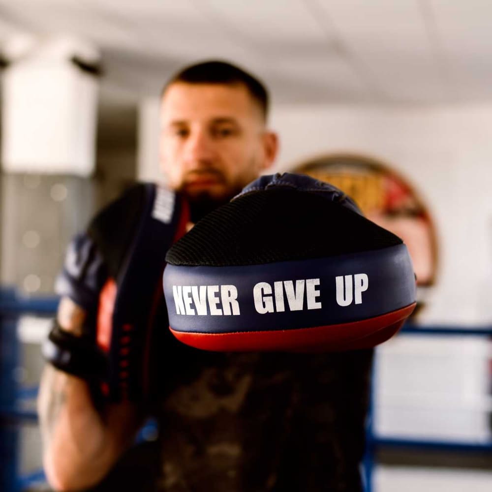 Marcin Kujawa z tarczą treningową podczas indywidualnego treningu kickboxingu w Szczecinie